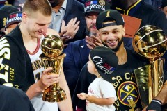 湖人签下保罗：NBA转会风云中的湖人强援加盟